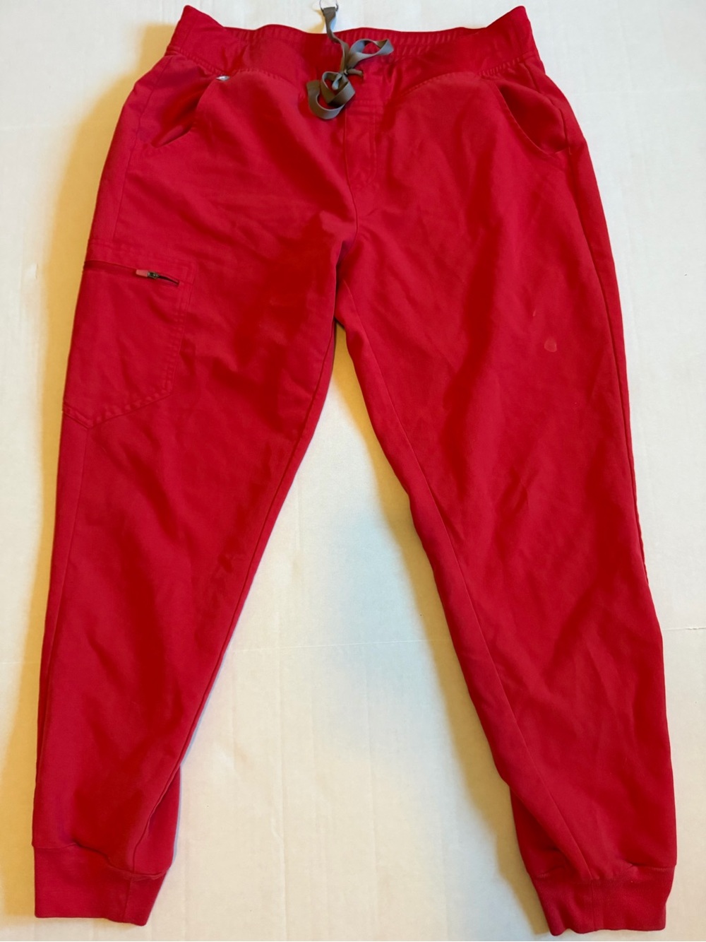 Figs pop red Zamora joggers